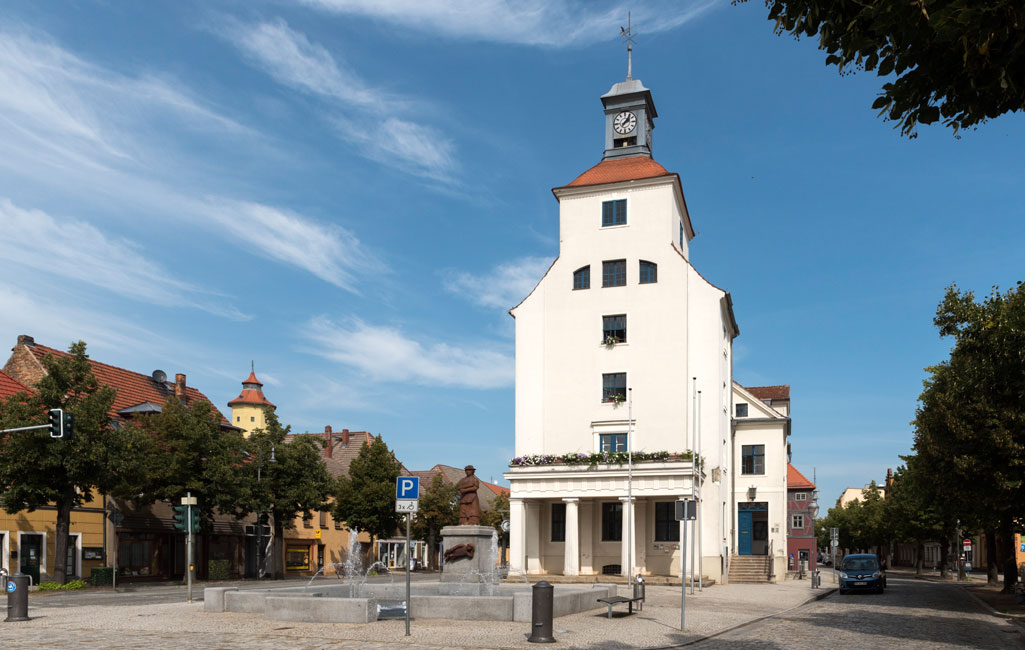 Rathaus und Sabinchenbrunnen 