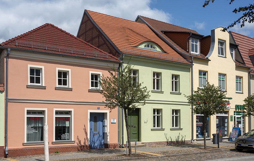 grünes traufständiges Haus